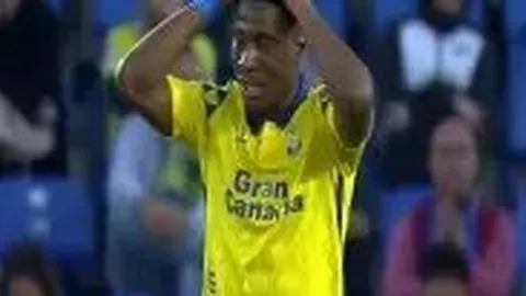 奚梦瑶分享亲子温馨瞬间，儿子互动萌态十足