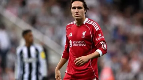 郭麒麟现身街头，简约出行，豪车拼车均不选名牌装扮